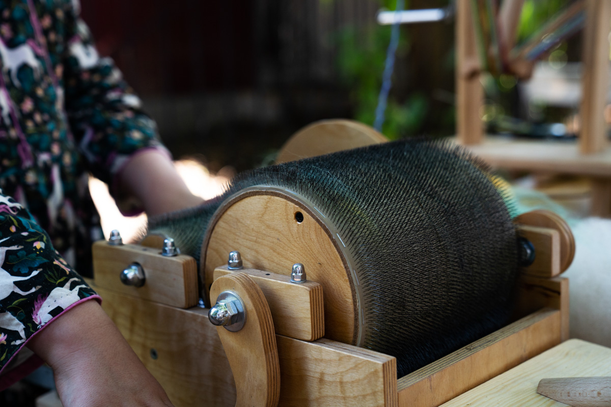 Веретена, прялки, ручной ткацкий стан — сегодня не музейные экспонаты, а модный тренд и новое прочтение занятий наших бабушек. Предлагаем вам отправиться в неспешное путешествие по эпохам и странам первого международного «ПряхаФеста» во Владимире.