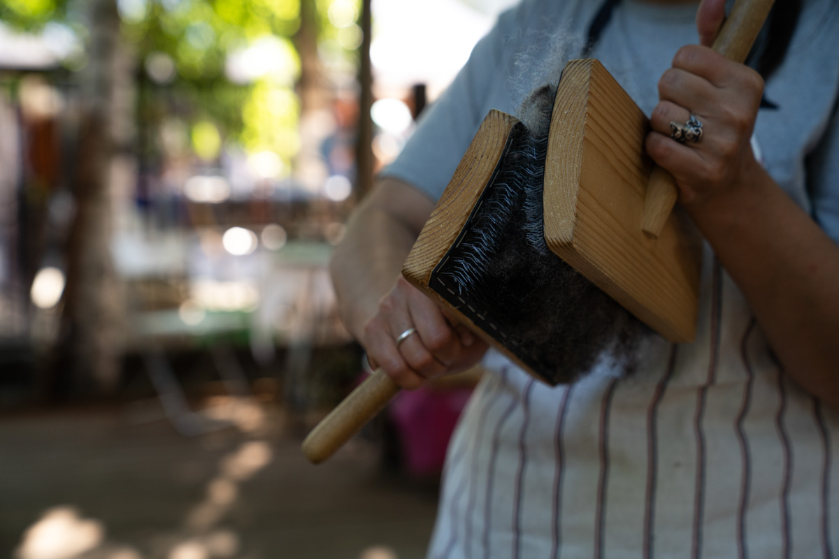 Веретена, прялки, ручной ткацкий стан — сегодня не музейные экспонаты, а модный тренд и новое прочтение занятий наших бабушек. Предлагаем вам отправиться в неспешное путешествие по эпохам и странам первого международного «ПряхаФеста» во Владимире.