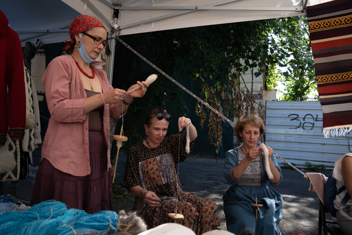 Веретена, прялки, ручной ткацкий стан — сегодня не музейные экспонаты, а модный тренд и новое прочтение занятий наших бабушек. Предлагаем вам отправиться в неспешное путешествие по эпохам и странам первого международного «ПряхаФеста» во Владимире.
