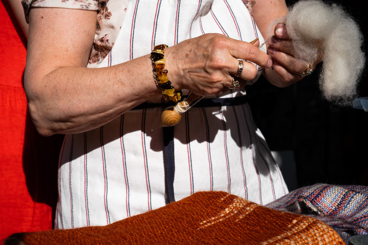 Веретена, прялки, ручной ткацкий стан — сегодня не музейные экспонаты, а модный тренд и новое прочтение занятий наших бабушек. Предлагаем вам отправиться в неспешное путешествие по эпохам и странам первого международного «ПряхаФеста» во Владимире.