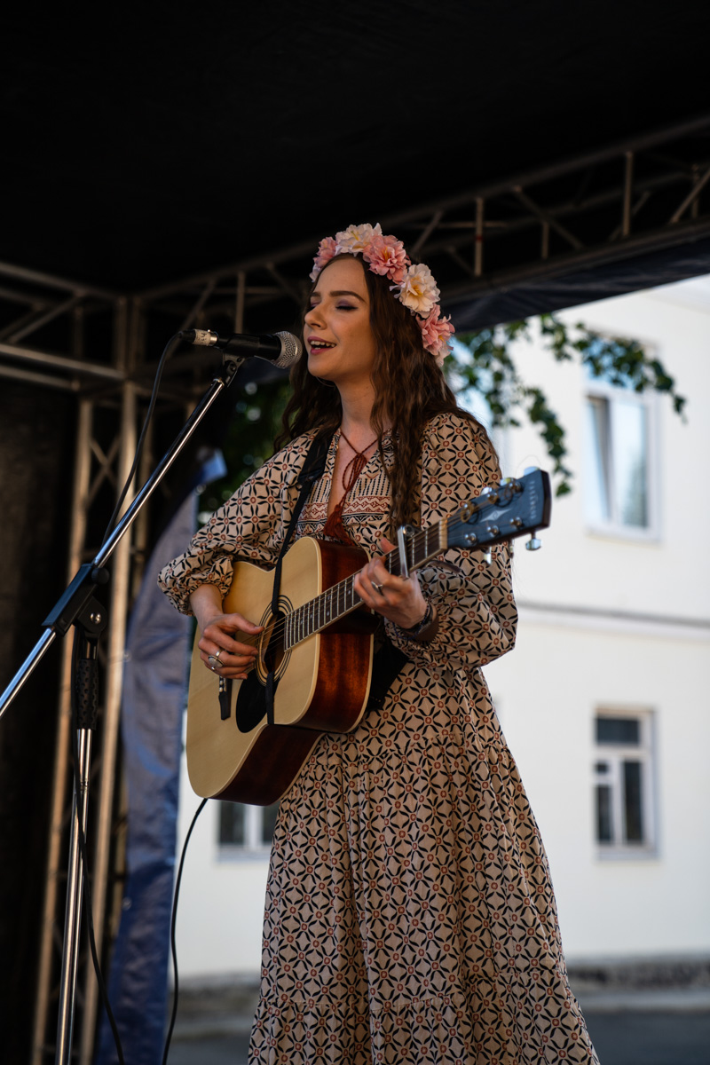 Веретена, прялки, ручной ткацкий стан — сегодня не музейные экспонаты, а модный тренд и новое прочтение занятий наших бабушек. Предлагаем вам отправиться в неспешное путешествие по эпохам и странам первого международного «ПряхаФеста» во Владимире.