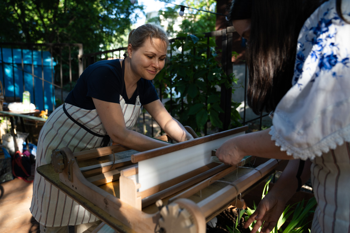 Веретена, прялки, ручной ткацкий стан — сегодня не музейные экспонаты, а модный тренд и новое прочтение занятий наших бабушек. Предлагаем вам отправиться в неспешное путешествие по эпохам и странам первого международного «ПряхаФеста» во Владимире.