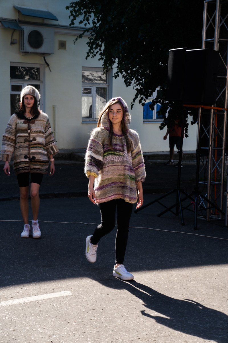 Веретена, прялки, ручной ткацкий стан — сегодня не музейные экспонаты, а модный тренд и новое прочтение занятий наших бабушек. Предлагаем вам отправиться в неспешное путешествие по эпохам и странам первого международного «ПряхаФеста» во Владимире.