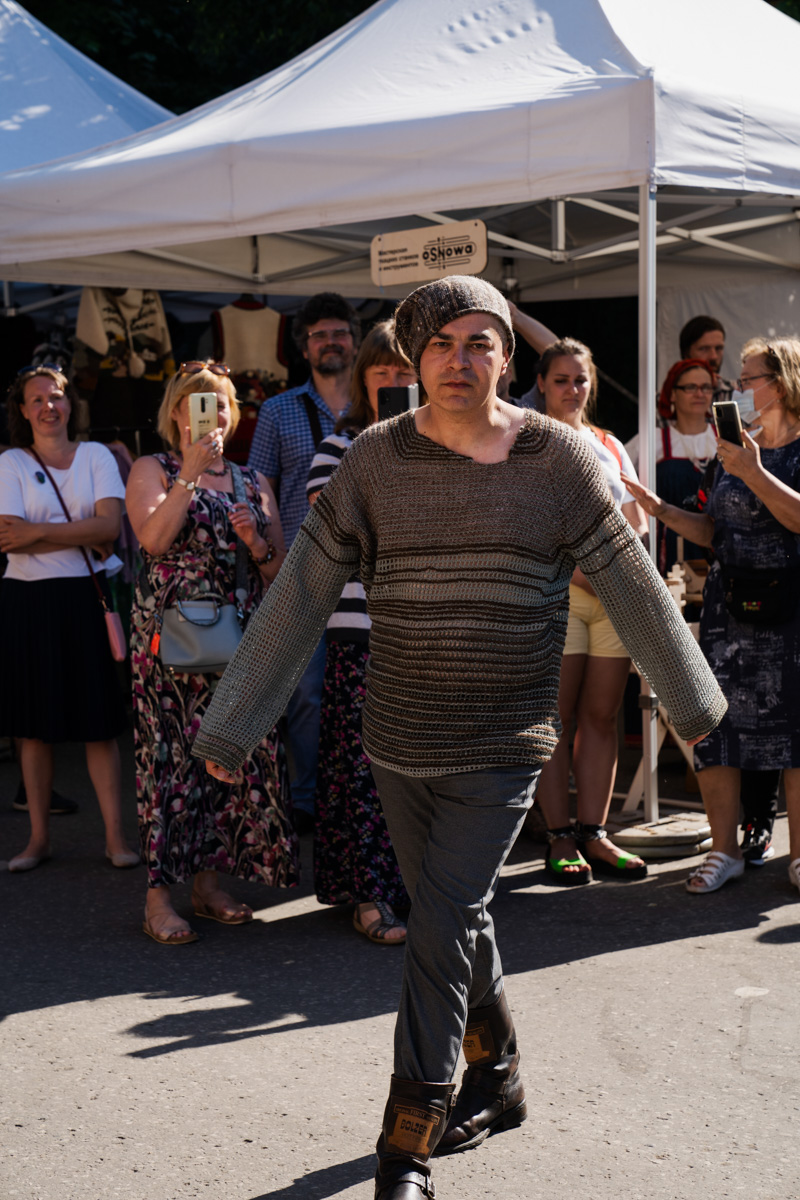 Веретена, прялки, ручной ткацкий стан — сегодня не музейные экспонаты, а модный тренд и новое прочтение занятий наших бабушек. Предлагаем вам отправиться в неспешное путешествие по эпохам и странам первого международного «ПряхаФеста» во Владимире.