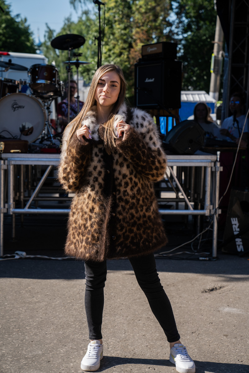 Веретена, прялки, ручной ткацкий стан — сегодня не музейные экспонаты, а модный тренд и новое прочтение занятий наших бабушек. Предлагаем вам отправиться в неспешное путешествие по эпохам и странам первого международного «ПряхаФеста» во Владимире.