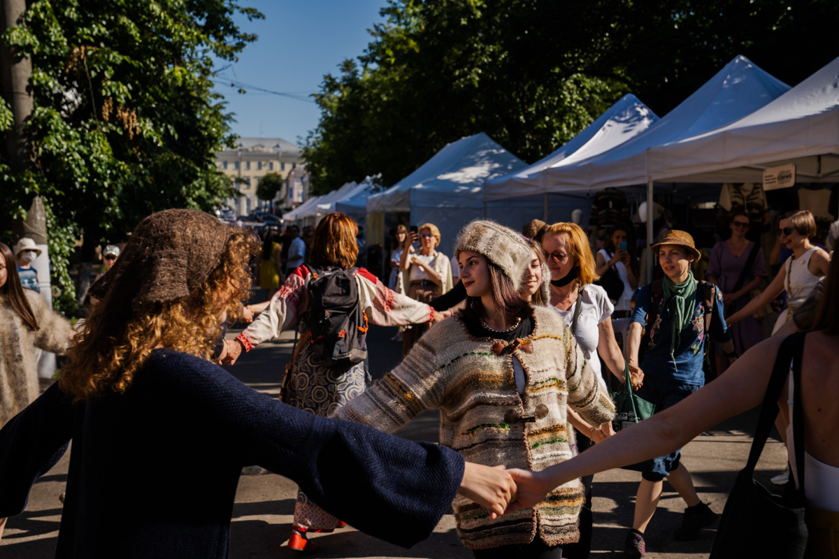 Веретена, прялки, ручной ткацкий стан — сегодня не музейные экспонаты, а модный тренд и новое прочтение занятий наших бабушек. Предлагаем вам отправиться в неспешное путешествие по эпохам и странам первого международного «ПряхаФеста» во Владимире.