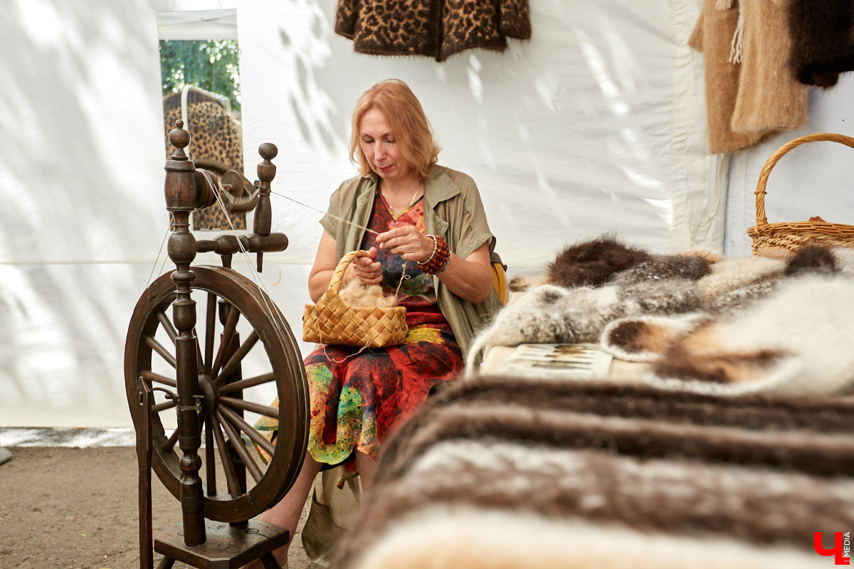 Веретена, прялки, ручной ткацкий стан — сегодня не музейные экспонаты, а модный тренд и новое прочтение занятий наших бабушек. Предлагаем вам отправиться в неспешное путешествие по эпохам и странам первого международного «ПряхаФеста» во Владимире.