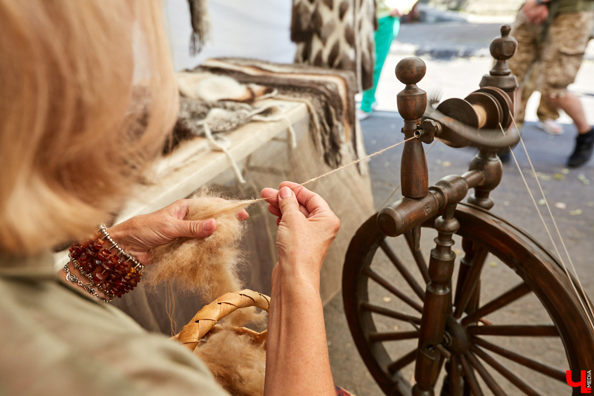 Веретена, прялки, ручной ткацкий стан — сегодня не музейные экспонаты, а модный тренд и новое прочтение занятий наших бабушек. Предлагаем вам отправиться в неспешное путешествие по эпохам и странам первого международного «ПряхаФеста» во Владимире.
