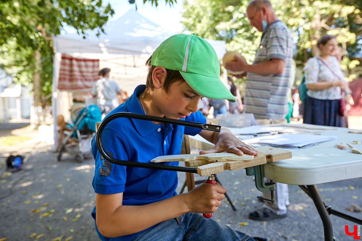Веретена, прялки, ручной ткацкий стан — сегодня не музейные экспонаты, а модный тренд и новое прочтение занятий наших бабушек. Предлагаем вам отправиться в неспешное путешествие по эпохам и странам первого международного «ПряхаФеста» во Владимире.