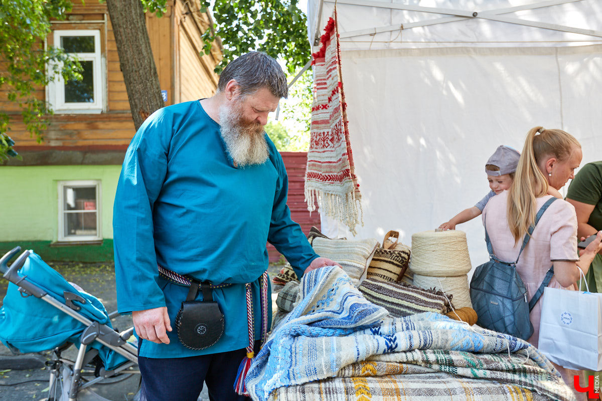 Веретена, прялки, ручной ткацкий стан — сегодня не музейные экспонаты, а модный тренд и новое прочтение занятий наших бабушек. Предлагаем вам отправиться в неспешное путешествие по эпохам и странам первого международного «ПряхаФеста» во Владимире.