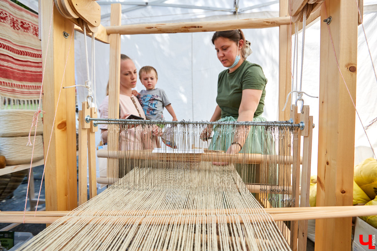 Веретена, прялки, ручной ткацкий стан — сегодня не музейные экспонаты, а модный тренд и новое прочтение занятий наших бабушек. Предлагаем вам отправиться в неспешное путешествие по эпохам и странам первого международного «ПряхаФеста» во Владимире.