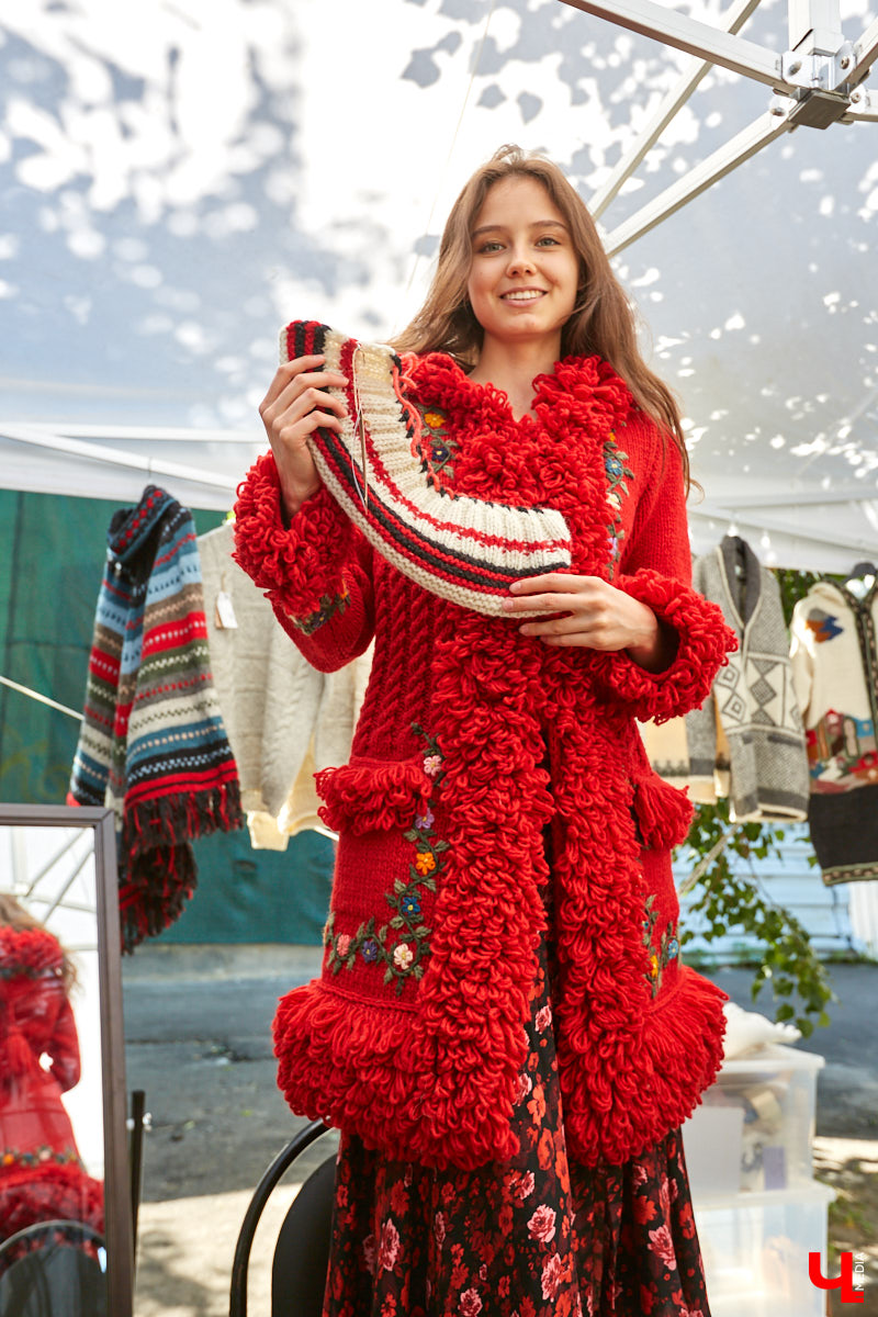 Веретена, прялки, ручной ткацкий стан — сегодня не музейные экспонаты, а модный тренд и новое прочтение занятий наших бабушек. Предлагаем вам отправиться в неспешное путешествие по эпохам и странам первого международного «ПряхаФеста» во Владимире.