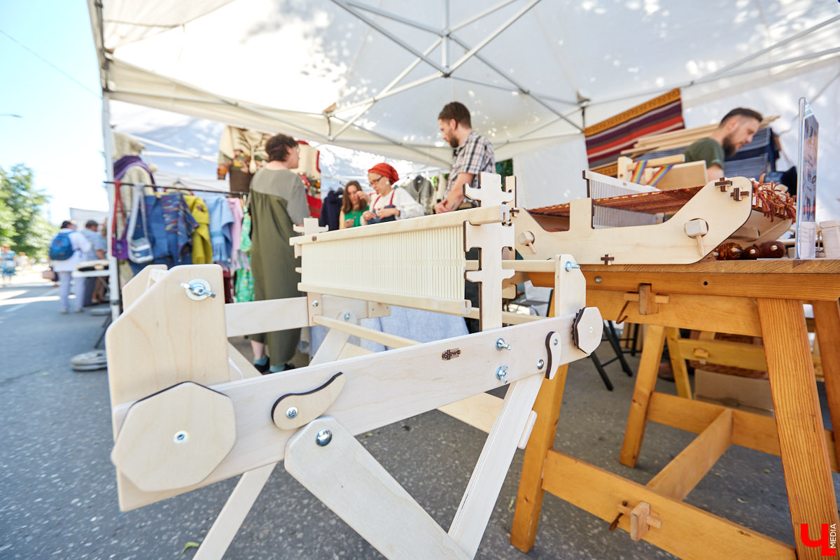 Веретена, прялки, ручной ткацкий стан — сегодня не музейные экспонаты, а модный тренд и новое прочтение занятий наших бабушек. Предлагаем вам отправиться в неспешное путешествие по эпохам и странам первого международного «ПряхаФеста» во Владимире.