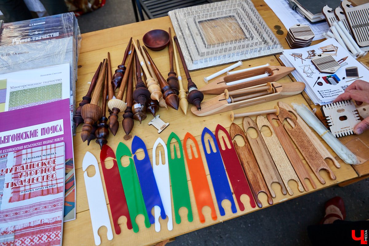 Веретена, прялки, ручной ткацкий стан — сегодня не музейные экспонаты, а модный тренд и новое прочтение занятий наших бабушек. Предлагаем вам отправиться в неспешное путешествие по эпохам и странам первого международного «ПряхаФеста» во Владимире.