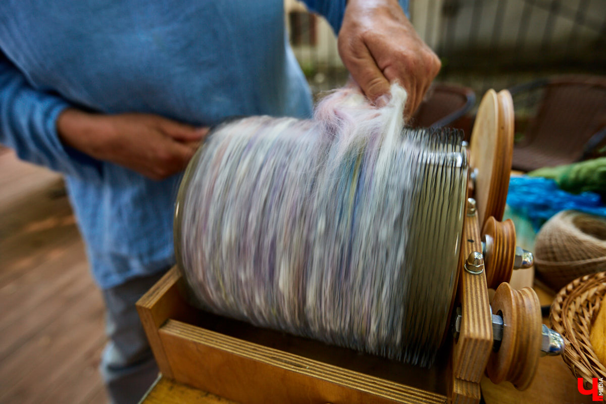 Веретена, прялки, ручной ткацкий стан — сегодня не музейные экспонаты, а модный тренд и новое прочтение занятий наших бабушек. Предлагаем вам отправиться в неспешное путешествие по эпохам и странам первого международного «ПряхаФеста» во Владимире.