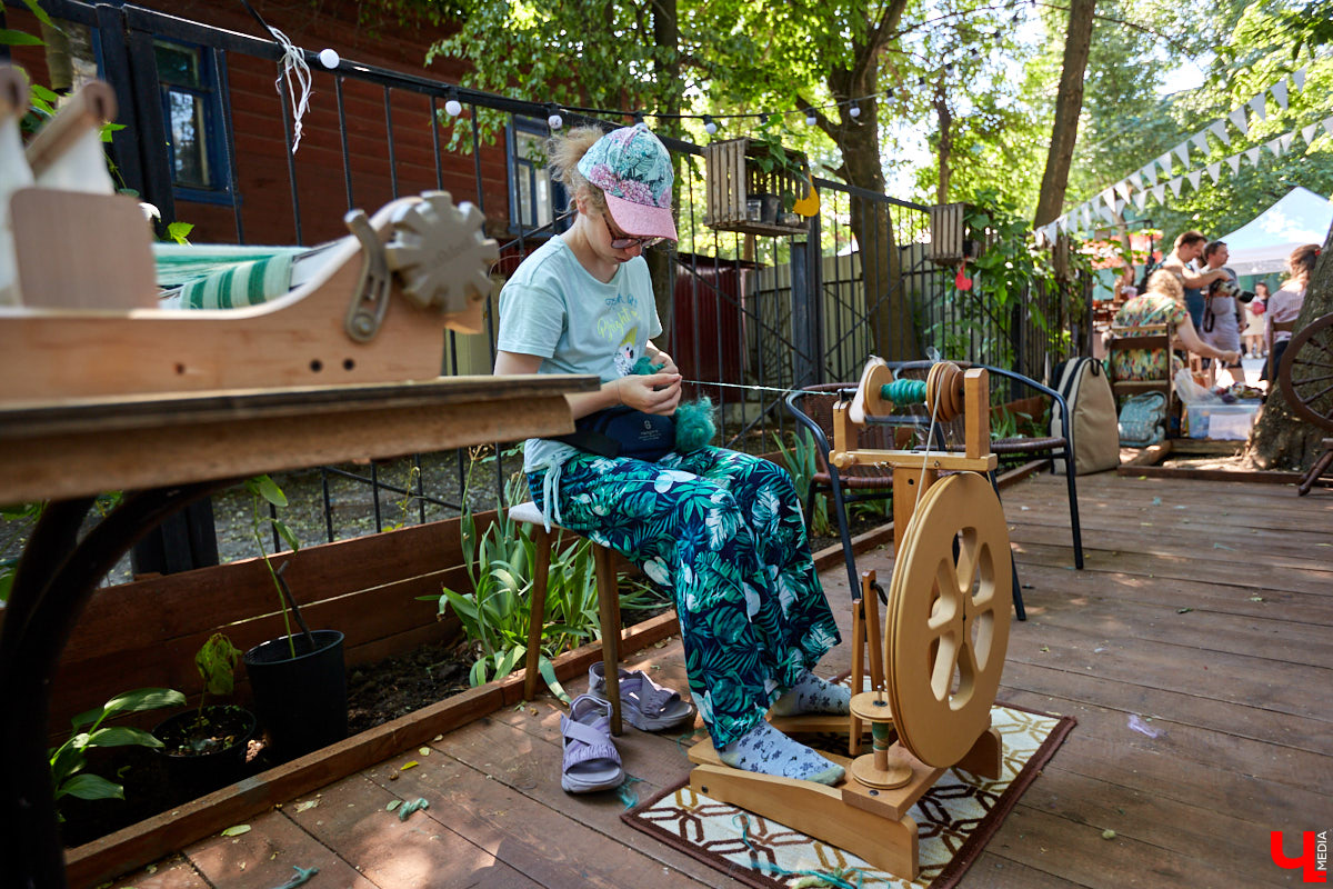 Веретена, прялки, ручной ткацкий стан — сегодня не музейные экспонаты, а модный тренд и новое прочтение занятий наших бабушек. Предлагаем вам отправиться в неспешное путешествие по эпохам и странам первого международного «ПряхаФеста» во Владимире.