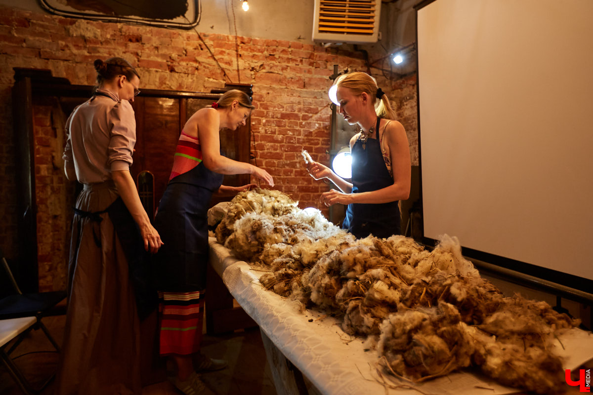 Веретена, прялки, ручной ткацкий стан — сегодня не музейные экспонаты, а модный тренд и новое прочтение занятий наших бабушек. Предлагаем вам отправиться в неспешное путешествие по эпохам и странам первого международного «ПряхаФеста» во Владимире.