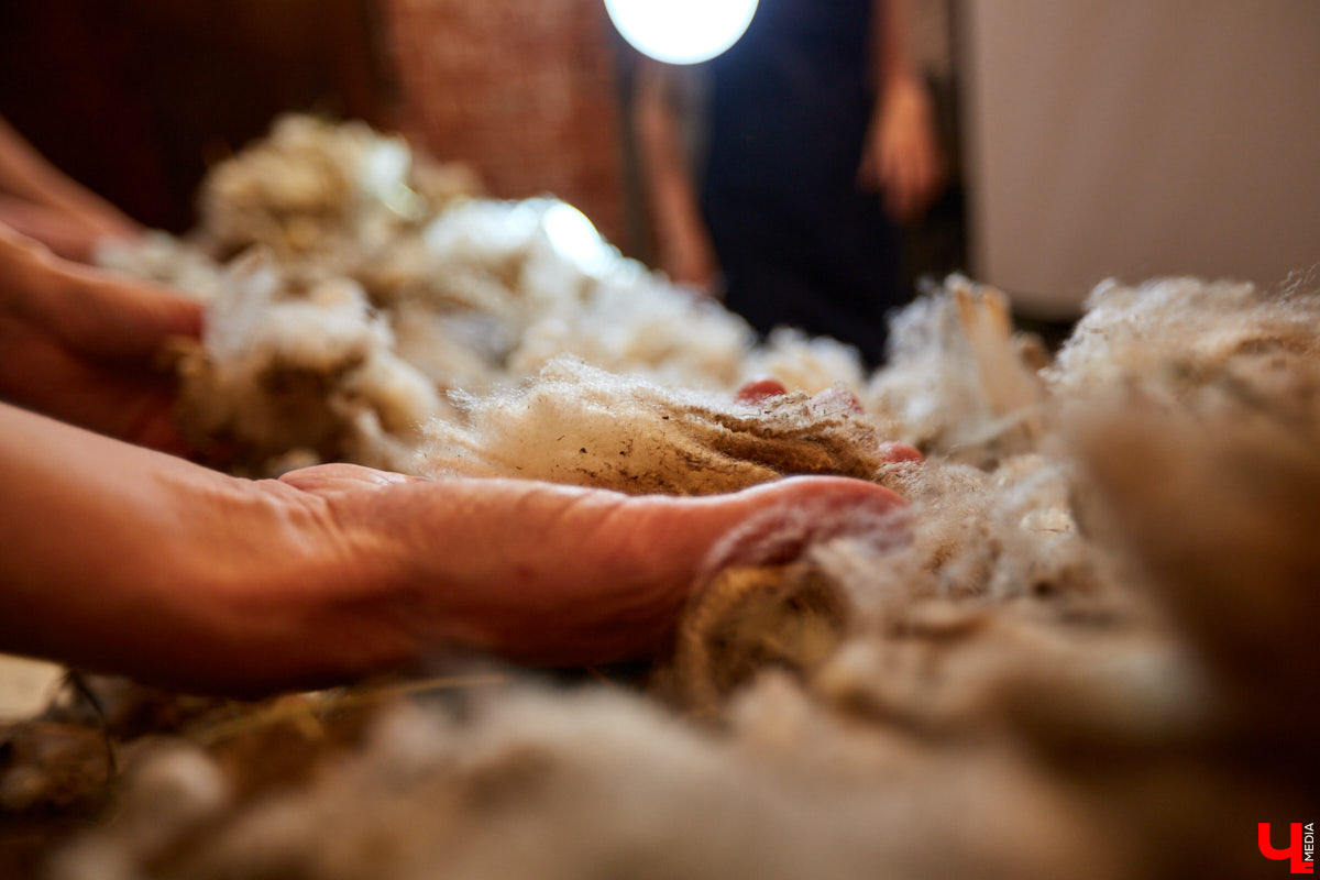 Веретена, прялки, ручной ткацкий стан — сегодня не музейные экспонаты, а модный тренд и новое прочтение занятий наших бабушек. Предлагаем вам отправиться в неспешное путешествие по эпохам и странам первого международного «ПряхаФеста» во Владимире.