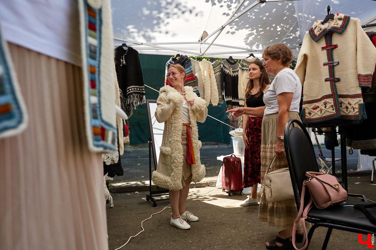 Веретена, прялки, ручной ткацкий стан — сегодня не музейные экспонаты, а модный тренд и новое прочтение занятий наших бабушек. Предлагаем вам отправиться в неспешное путешествие по эпохам и странам первого международного «ПряхаФеста» во Владимире.