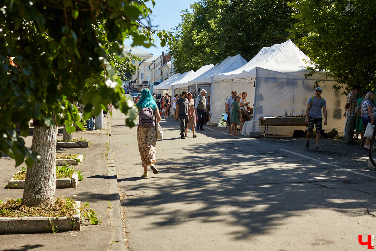 Веретена, прялки, ручной ткацкий стан — сегодня не музейные экспонаты, а модный тренд и новое прочтение занятий наших бабушек. Предлагаем вам отправиться в неспешное путешествие по эпохам и странам первого международного «ПряхаФеста» во Владимире.