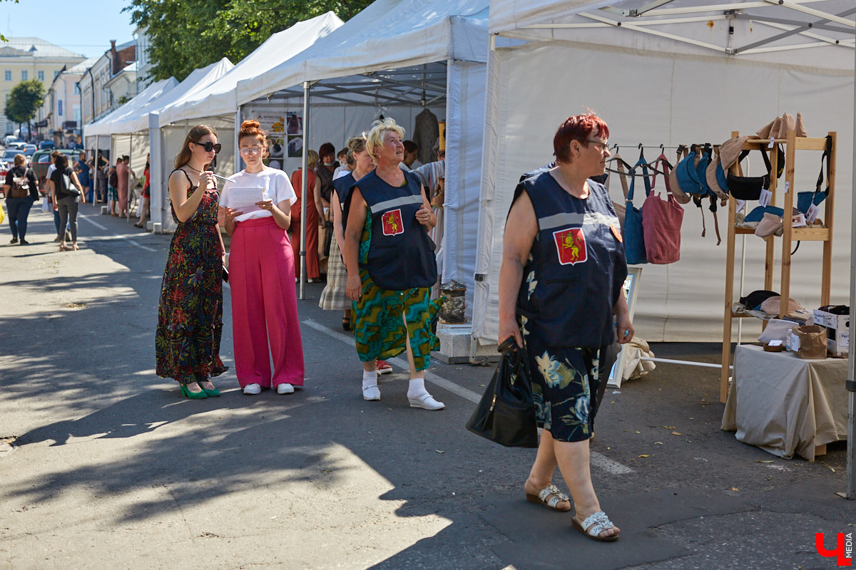 Веретена, прялки, ручной ткацкий стан — сегодня не музейные экспонаты, а модный тренд и новое прочтение занятий наших бабушек. Предлагаем вам отправиться в неспешное путешествие по эпохам и странам первого международного «ПряхаФеста» во Владимире.