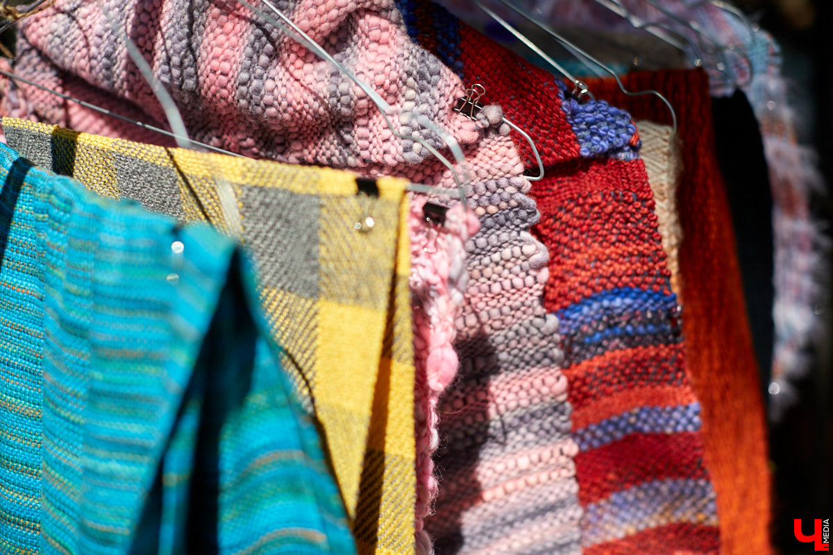 Веретена, прялки, ручной ткацкий стан — сегодня не музейные экспонаты, а модный тренд и новое прочтение занятий наших бабушек. Предлагаем вам отправиться в неспешное путешествие по эпохам и странам первого международного «ПряхаФеста» во Владимире.