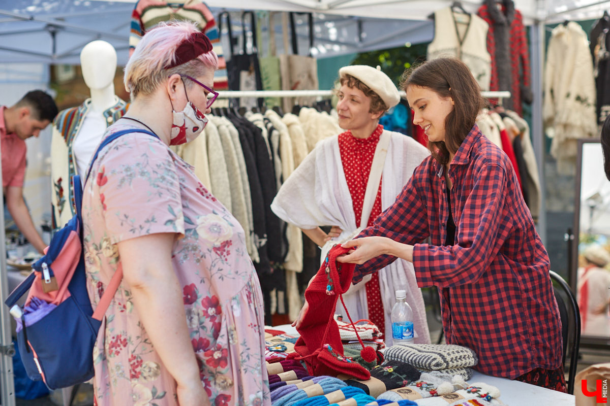Веретена, прялки, ручной ткацкий стан — сегодня не музейные экспонаты, а модный тренд и новое прочтение занятий наших бабушек. Предлагаем вам отправиться в неспешное путешествие по эпохам и странам первого международного «ПряхаФеста» во Владимире.