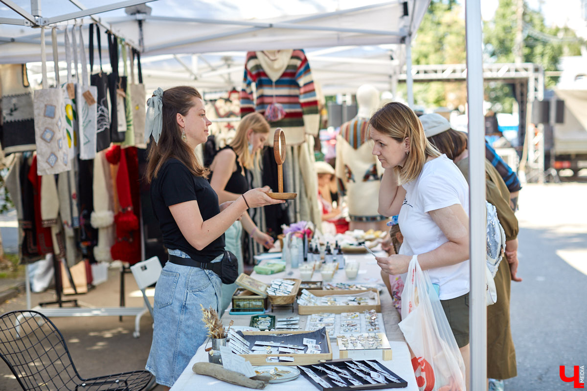 Веретена, прялки, ручной ткацкий стан — сегодня не музейные экспонаты, а модный тренд и новое прочтение занятий наших бабушек. Предлагаем вам отправиться в неспешное путешествие по эпохам и странам первого международного «ПряхаФеста» во Владимире.