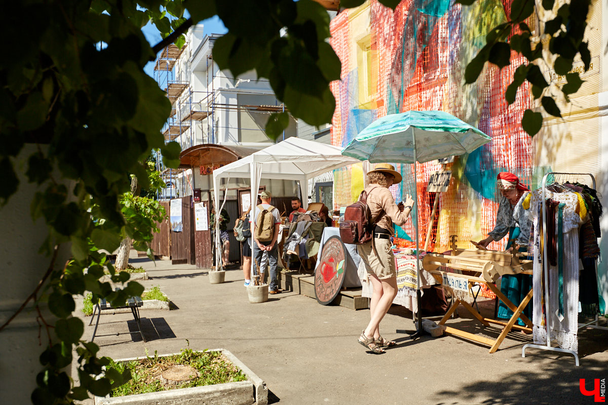 Веретена, прялки, ручной ткацкий стан — сегодня не музейные экспонаты, а модный тренд и новое прочтение занятий наших бабушек. Предлагаем вам отправиться в неспешное путешествие по эпохам и странам первого международного «ПряхаФеста» во Владимире.