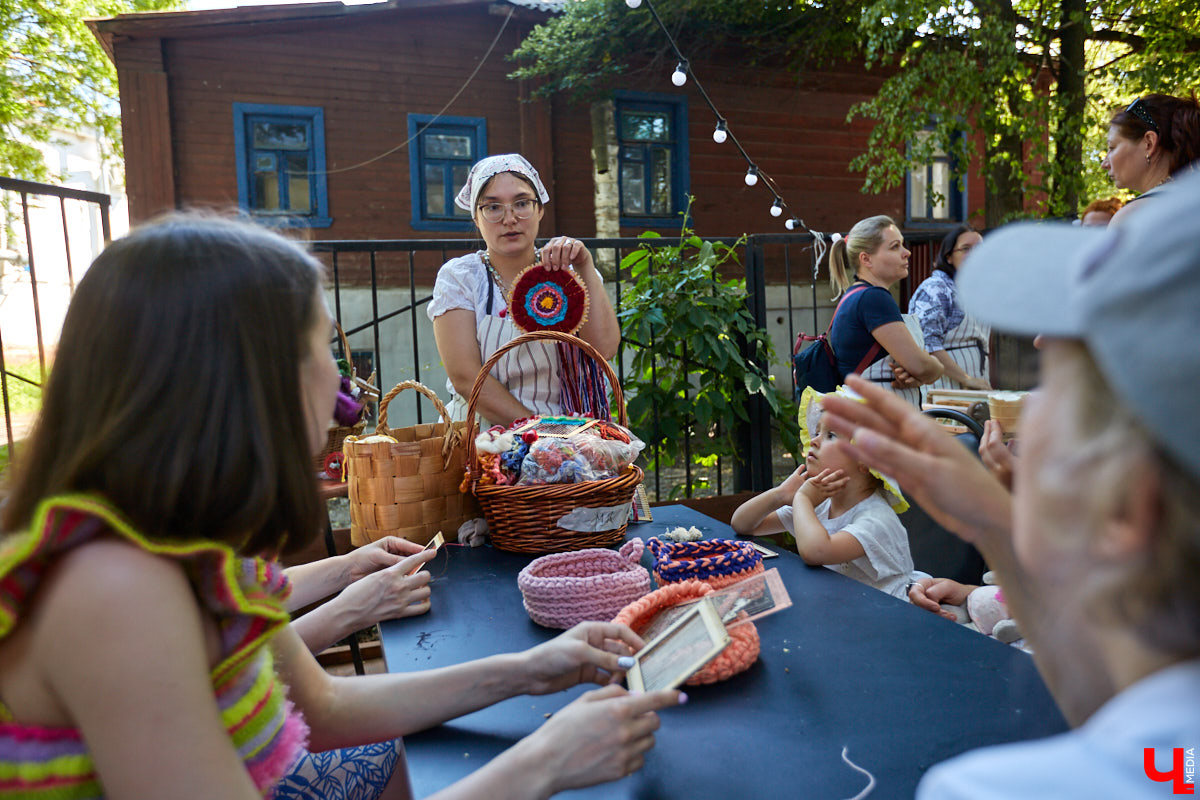 Веретена, прялки, ручной ткацкий стан — сегодня не музейные экспонаты, а модный тренд и новое прочтение занятий наших бабушек. Предлагаем вам отправиться в неспешное путешествие по эпохам и странам первого международного «ПряхаФеста» во Владимире.