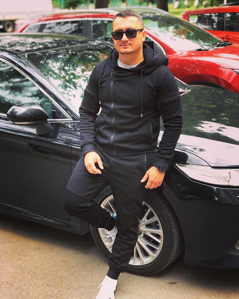 Саргис Есаян готовит почти всю жизнь, но только год назад завел Youtube-блог. Владимирец радует подписчиков преимущественно восточной кухней, собирает комплименты от коллег-миллионников и проводит масштабные эксперименты. Узнаем, что из себя представляет кухня блогерской кухни.