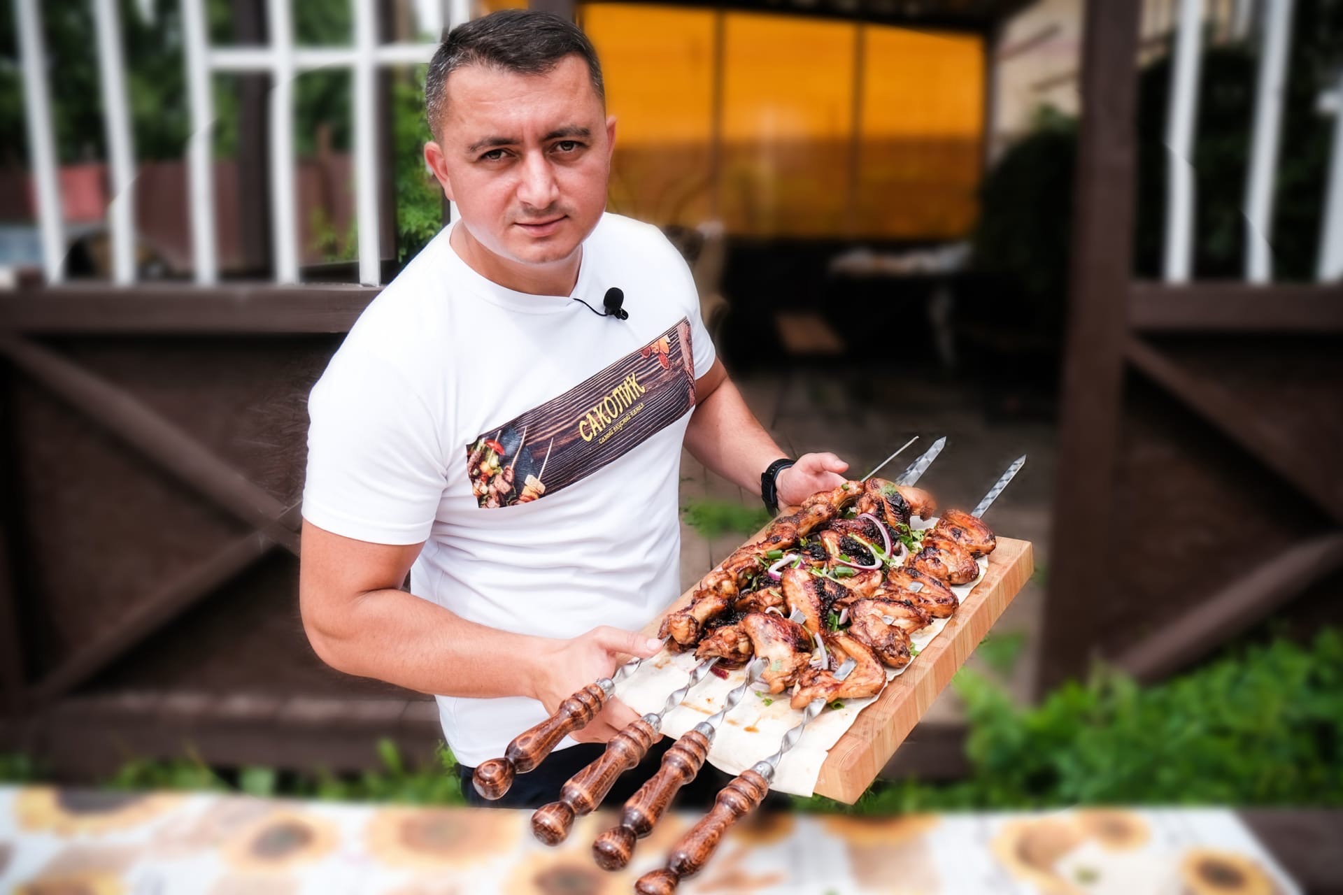 Саргис Есаян готовит почти всю жизнь, но только год назад завел Youtube-блог. Владимирец радует подписчиков преимущественно восточной кухней, собирает комплименты от коллег-миллионников и проводит масштабные эксперименты. Узнаем, что из себя представляет кухня блогерской кухни.