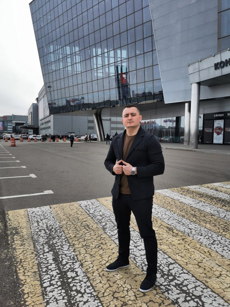 Саргис Есаян готовит почти всю жизнь, но только год назад завел Youtube-блог. Владимирец радует подписчиков преимущественно восточной кухней, собирает комплименты от коллег-миллионников и проводит масштабные эксперименты. Узнаем, что из себя представляет кухня блогерской кухни.