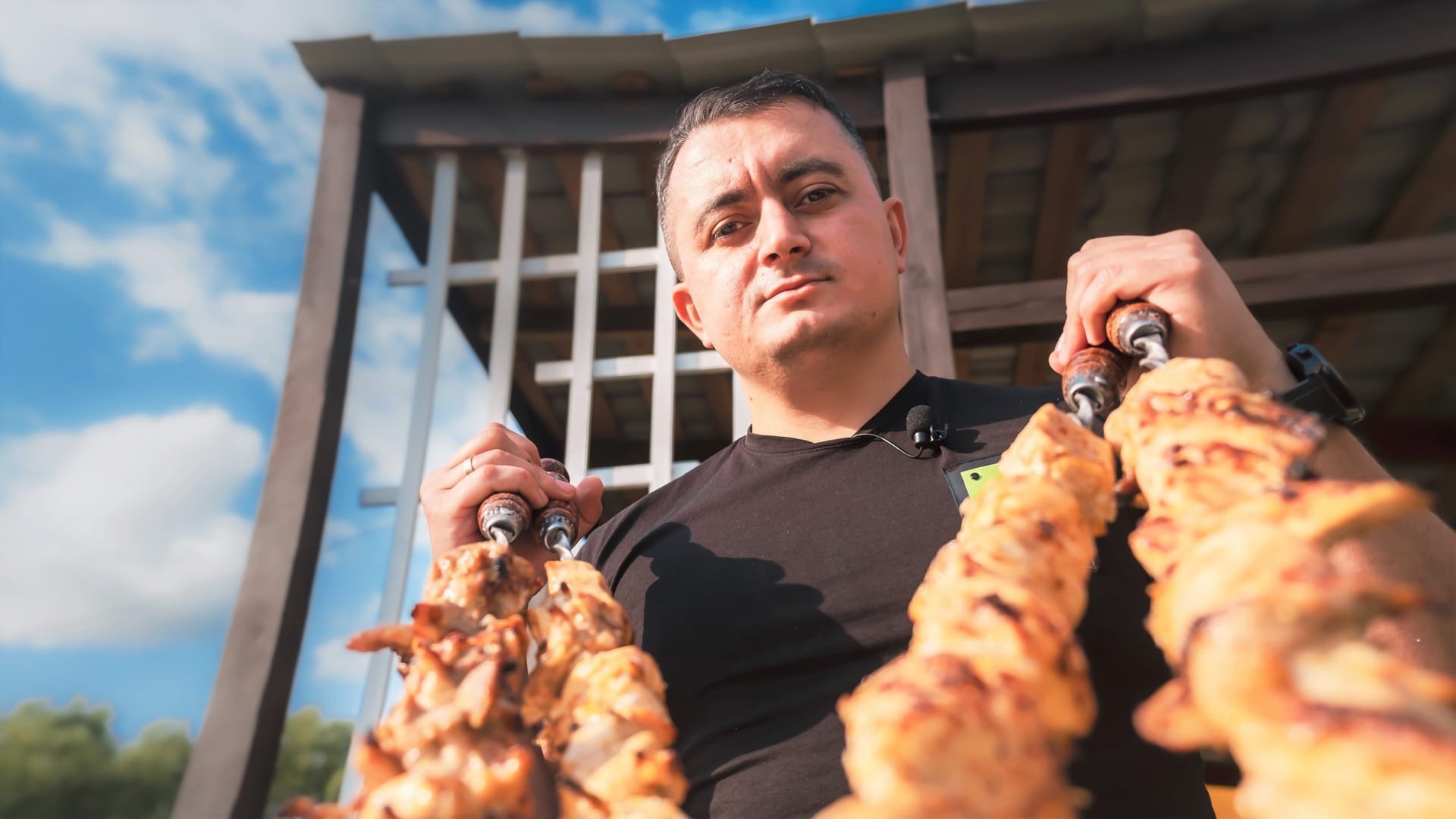 Саргис Есаян готовит почти всю жизнь, но только год назад завел Youtube-блог. Владимирец радует подписчиков преимущественно восточной кухней, собирает комплименты от коллег-миллионников и проводит масштабные эксперименты. Узнаем, что из себя представляет кухня блогерской кухни.