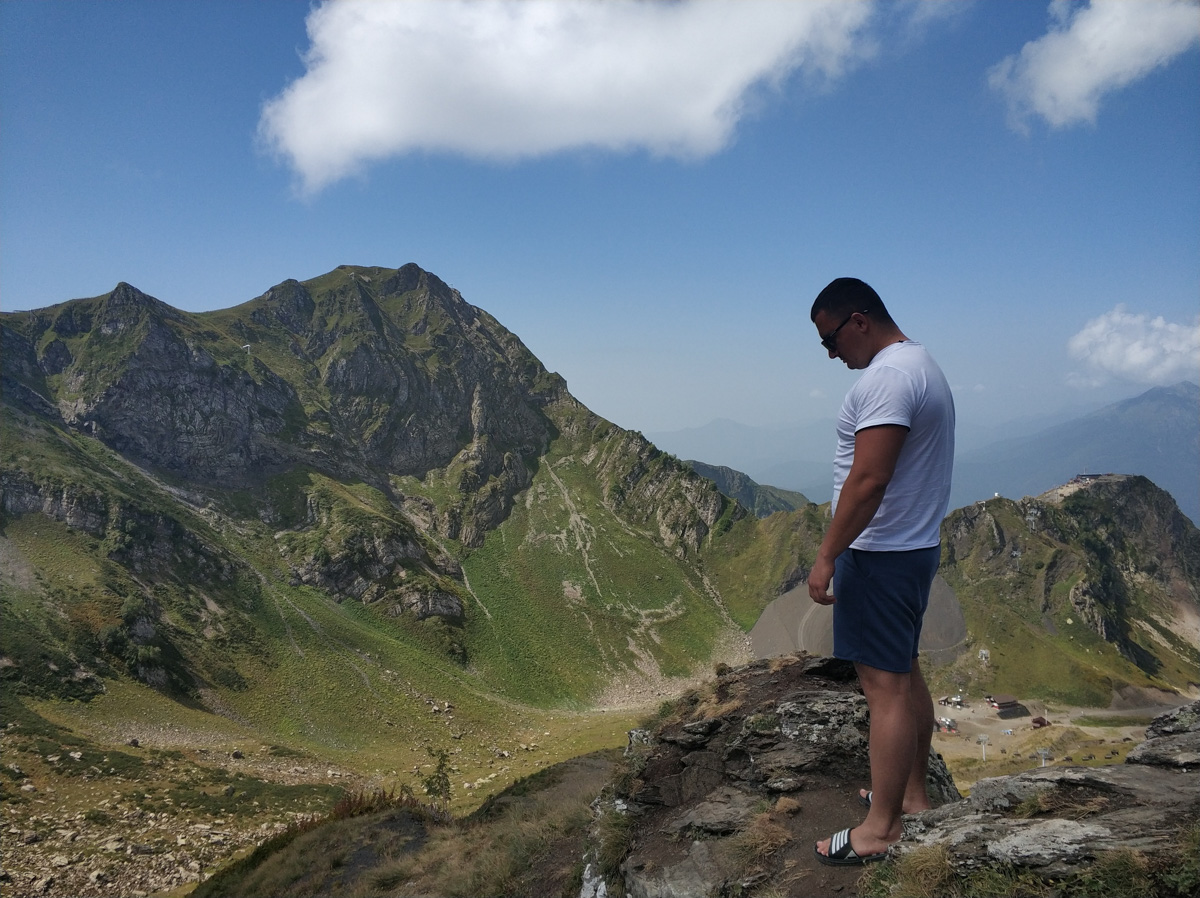 Саргис Есаян готовит почти всю жизнь, но только год назад завел Youtube-блог. Владимирец радует подписчиков преимущественно восточной кухней, собирает комплименты от коллег-миллионников и проводит масштабные эксперименты. Узнаем, что из себя представляет кухня блогерской кухни.