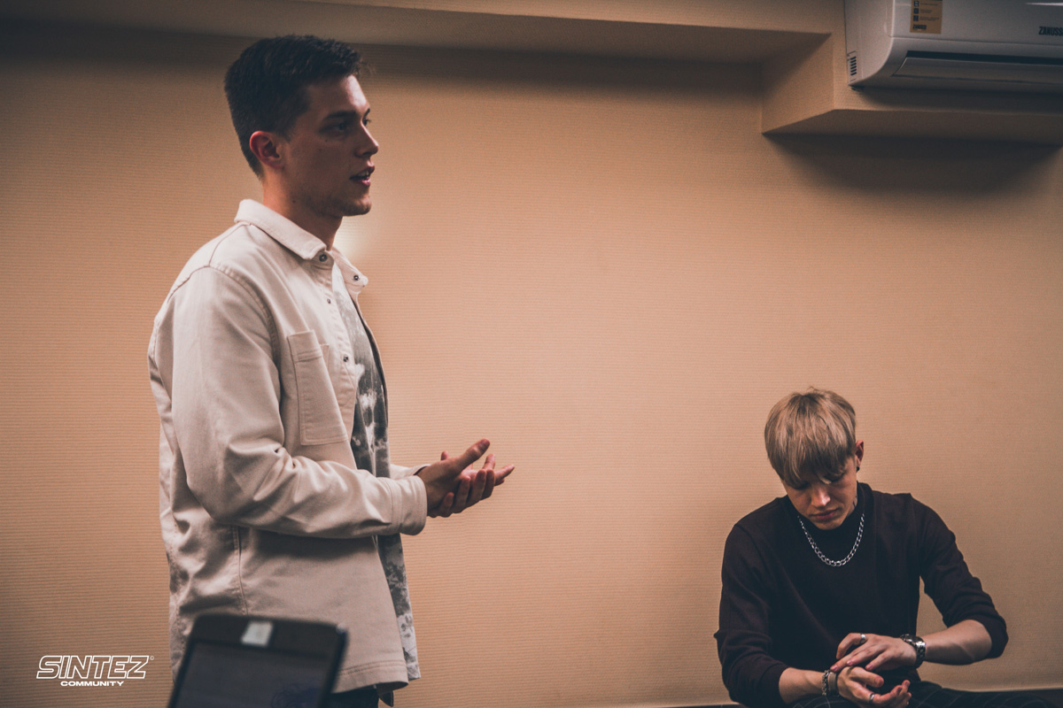 Владимирские рэперы организовали творческое комьюнити SINTEZ, к которому за пару недель присоединилось 40 человек. Сначала ребята намерены покорить город, потом - страну. Разбираемся, зачем Владимиру такая тусовка и как в нее попасть молодым исполнителям, фотографам и художникам.