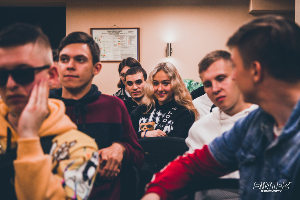 Владимирские рэперы организовали творческое комьюнити SINTEZ, к которому за пару недель присоединилось 40 человек. Сначала ребята намерены покорить город, потом - страну. Разбираемся, зачем Владимиру такая тусовка и как в нее попасть молодым исполнителям, фотографам и художникам.