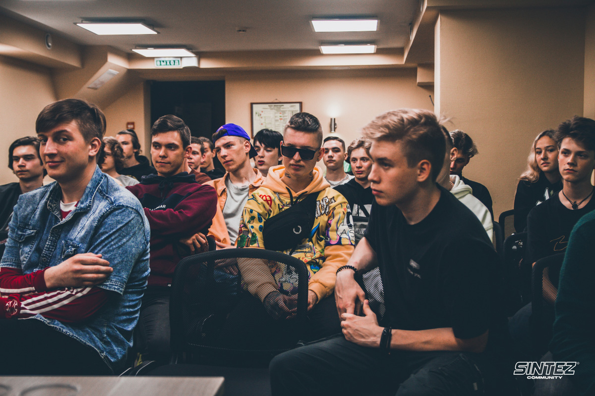 Владимирские рэперы организовали творческое комьюнити SINTEZ, к которому за пару недель присоединилось 40 человек. Сначала ребята намерены покорить город, потом - страну. Разбираемся, зачем Владимиру такая тусовка и как в нее попасть молодым исполнителям, фотографам и художникам.