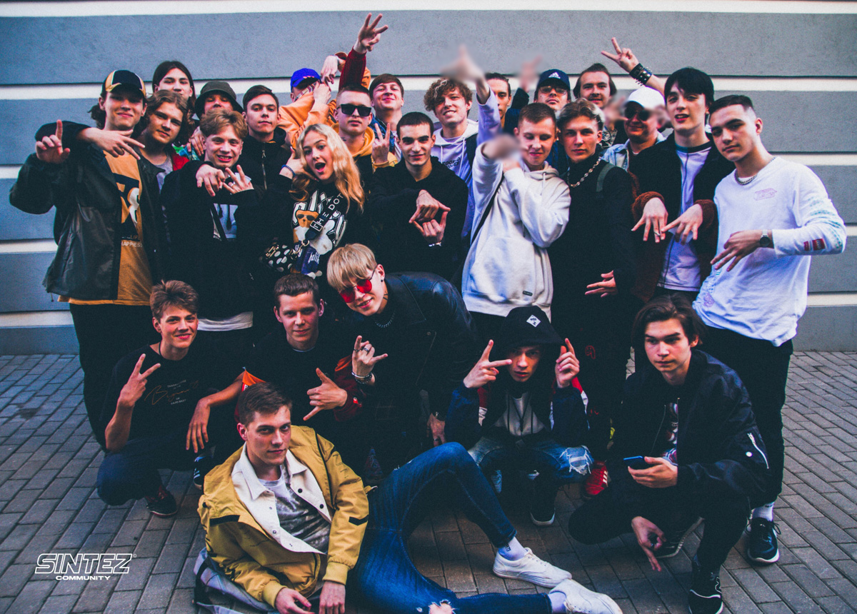 Владимирские рэперы организовали творческое комьюнити SINTEZ, к которому за пару недель присоединилось 40 человек. Сначала ребята намерены покорить город, потом - страну. Разбираемся, зачем Владимиру такая тусовка и как в нее попасть молодым исполнителям, фотографам и художникам.