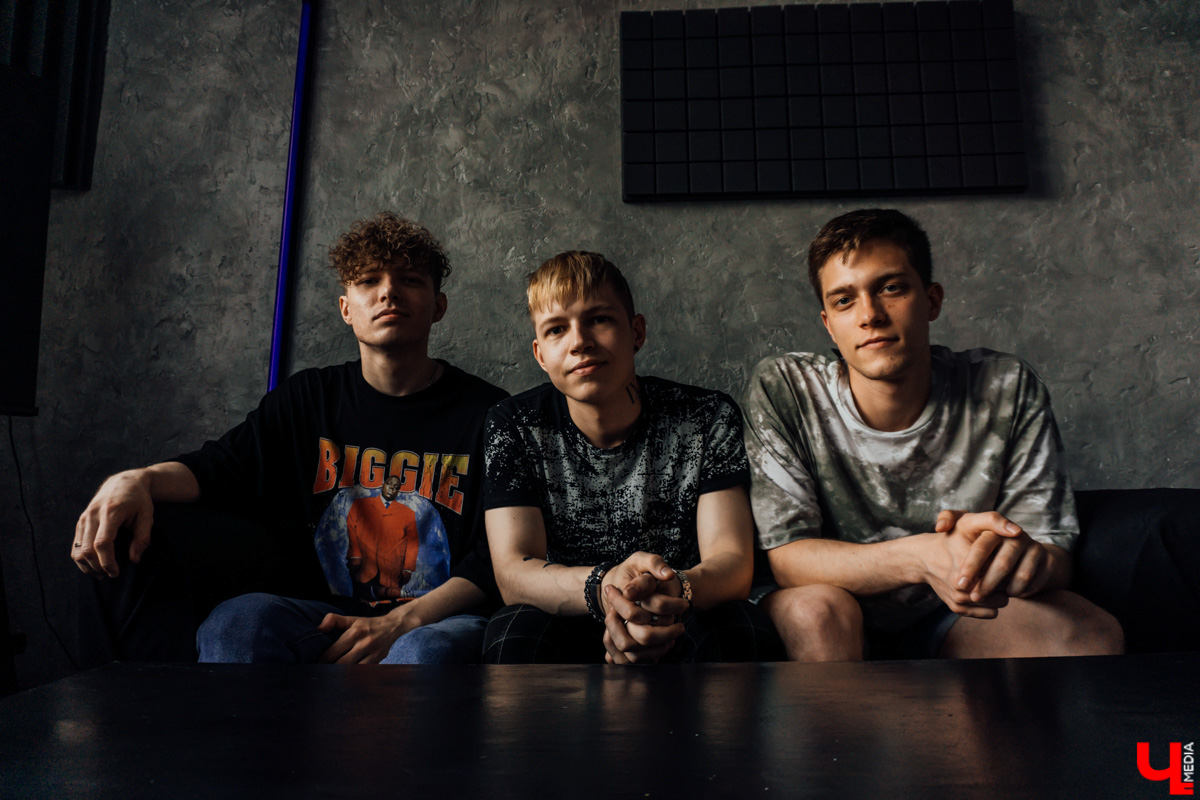 Владимирские рэперы организовали творческое комьюнити SINTEZ, к которому за пару недель присоединилось 40 человек. Сначала ребята намерены покорить город, потом - страну. Разбираемся, зачем Владимиру такая тусовка и как в нее попасть молодым исполнителям, фотографам и художникам.