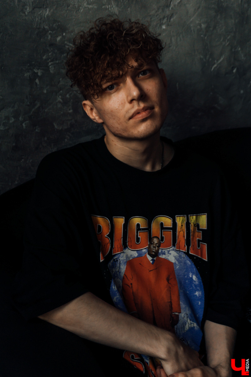 Владимирские рэперы организовали творческое комьюнити SINTEZ, к которому за пару недель присоединилось 40 человек. Сначала ребята намерены покорить город, потом - страну. Разбираемся, зачем Владимиру такая тусовка и как в нее попасть молодым исполнителям, фотографам и художникам.