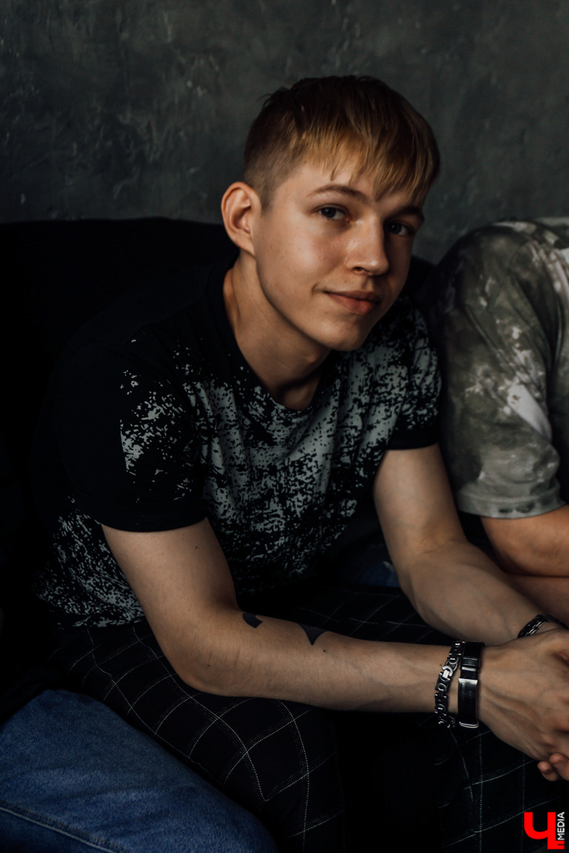 Владимирские рэперы организовали творческое комьюнити SINTEZ, к которому за пару недель присоединилось 40 человек. Сначала ребята намерены покорить город, потом - страну. Разбираемся, зачем Владимиру такая тусовка и как в нее попасть молодым исполнителям, фотографам и художникам.