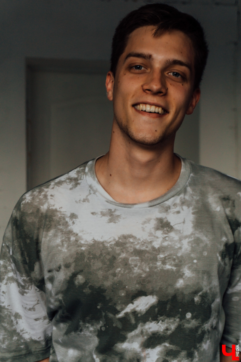 Владимирские рэперы организовали творческое комьюнити SINTEZ, к которому за пару недель присоединилось 40 человек. Сначала ребята намерены покорить город, потом - страну. Разбираемся, зачем Владимиру такая тусовка и как в нее попасть молодым исполнителям, фотографам и художникам.