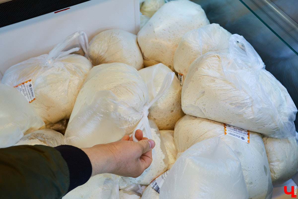 Знаток молока Максим Емелин из ковровского СХП «Муравия» приготовил классическую грузинскую сырную лепешку ачарули.