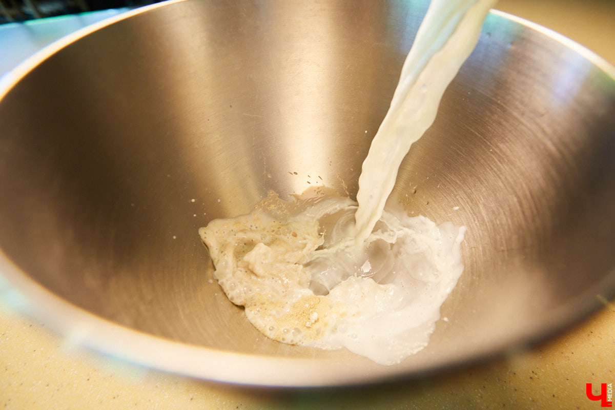 Знаток молока Максим Емелин из ковровского СХП «Муравия» приготовил классическую грузинскую сырную лепешку ачарули.