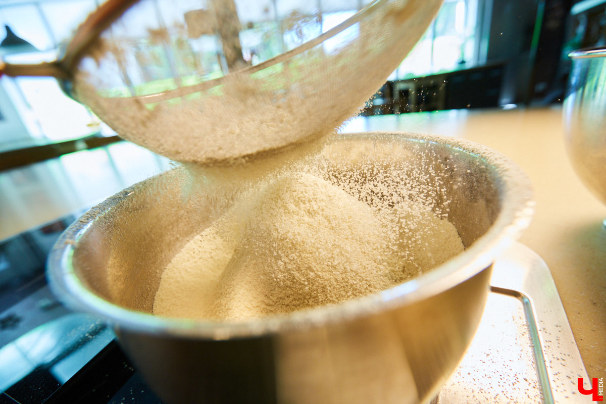 Знаток молока Максим Емелин из ковровского СХП «Муравия» приготовил классическую грузинскую сырную лепешку ачарули.