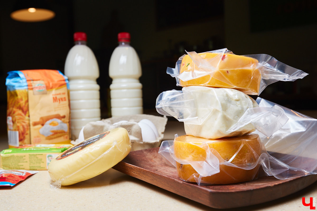 Знаток молока Максим Емелин из ковровского СХП «Муравия» приготовил классическую грузинскую сырную лепешку ачарули.