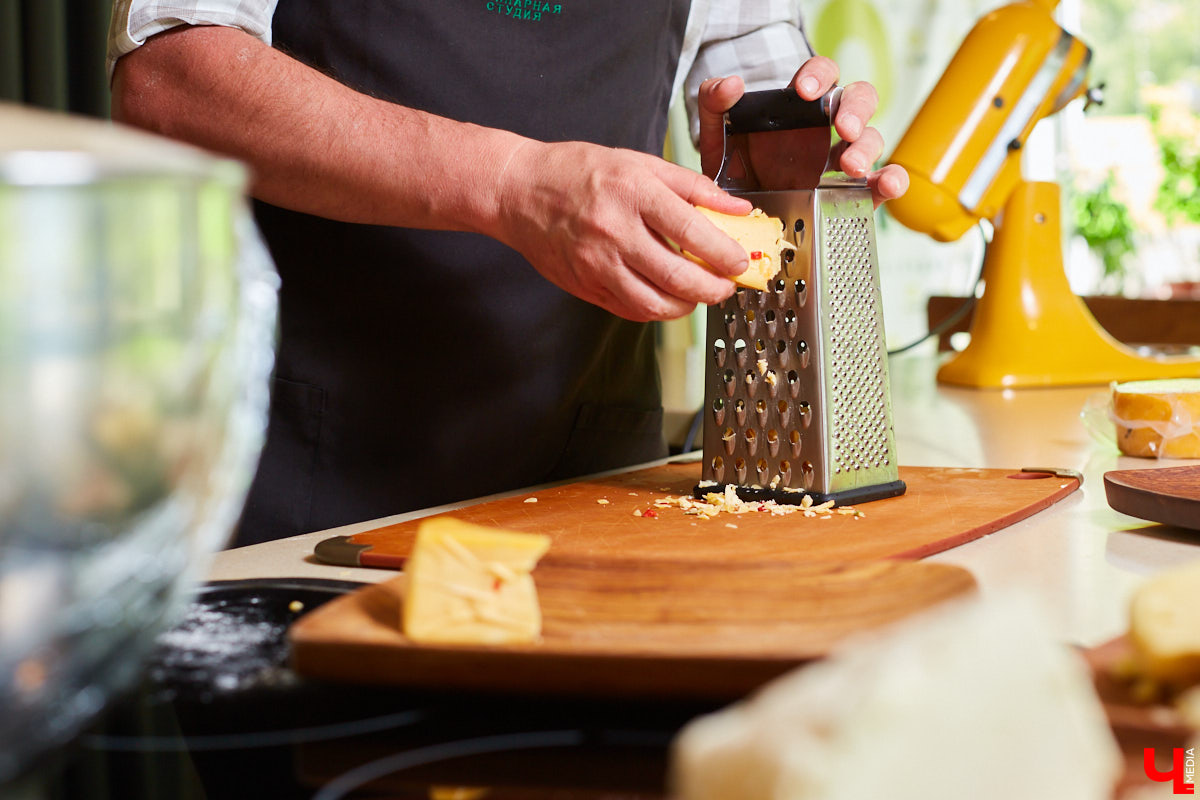 Знаток молока Максим Емелин из ковровского СХП «Муравия» приготовил классическую грузинскую сырную лепешку ачарули.