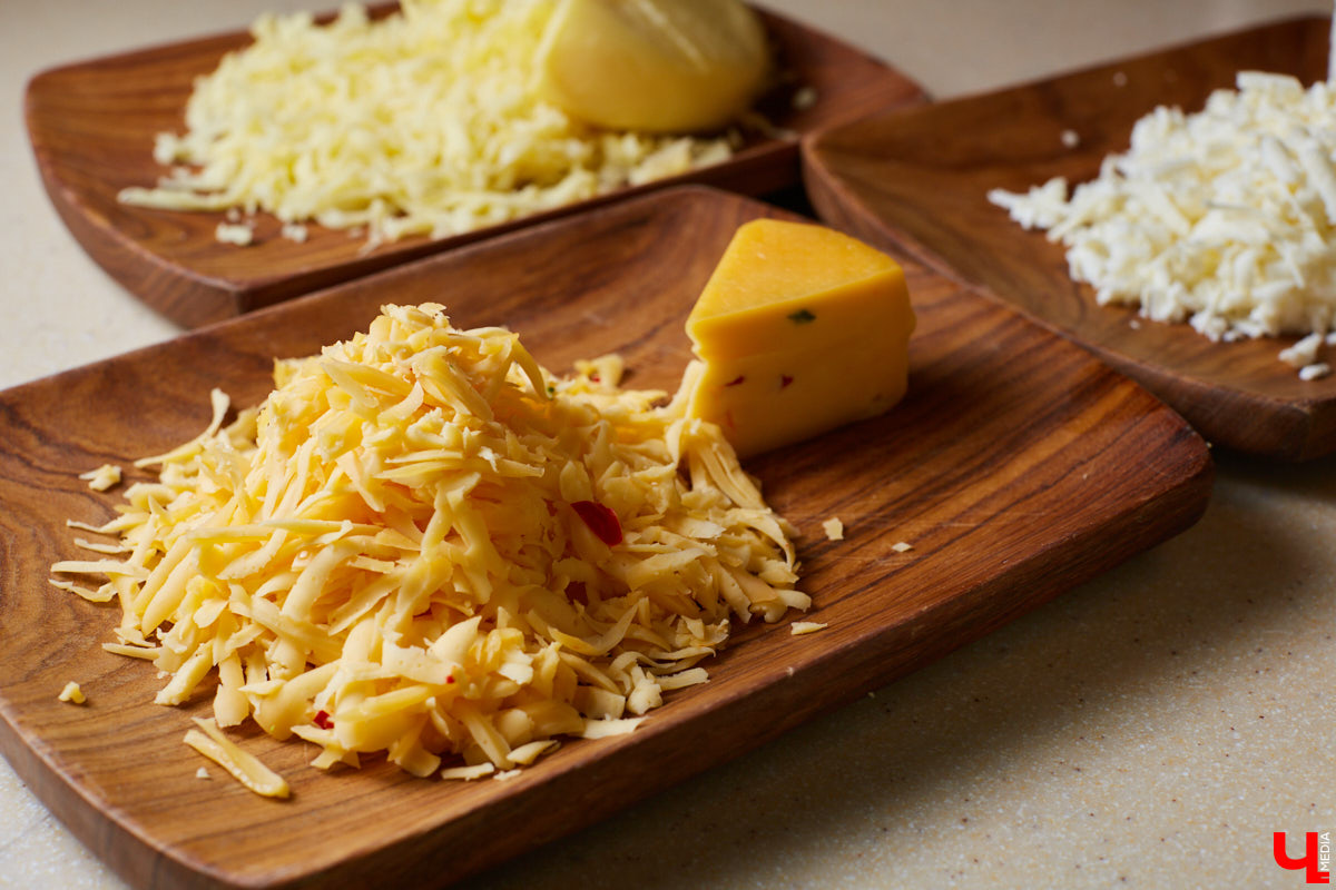 Знаток молока Максим Емелин из ковровского СХП «Муравия» приготовил классическую грузинскую сырную лепешку ачарули.