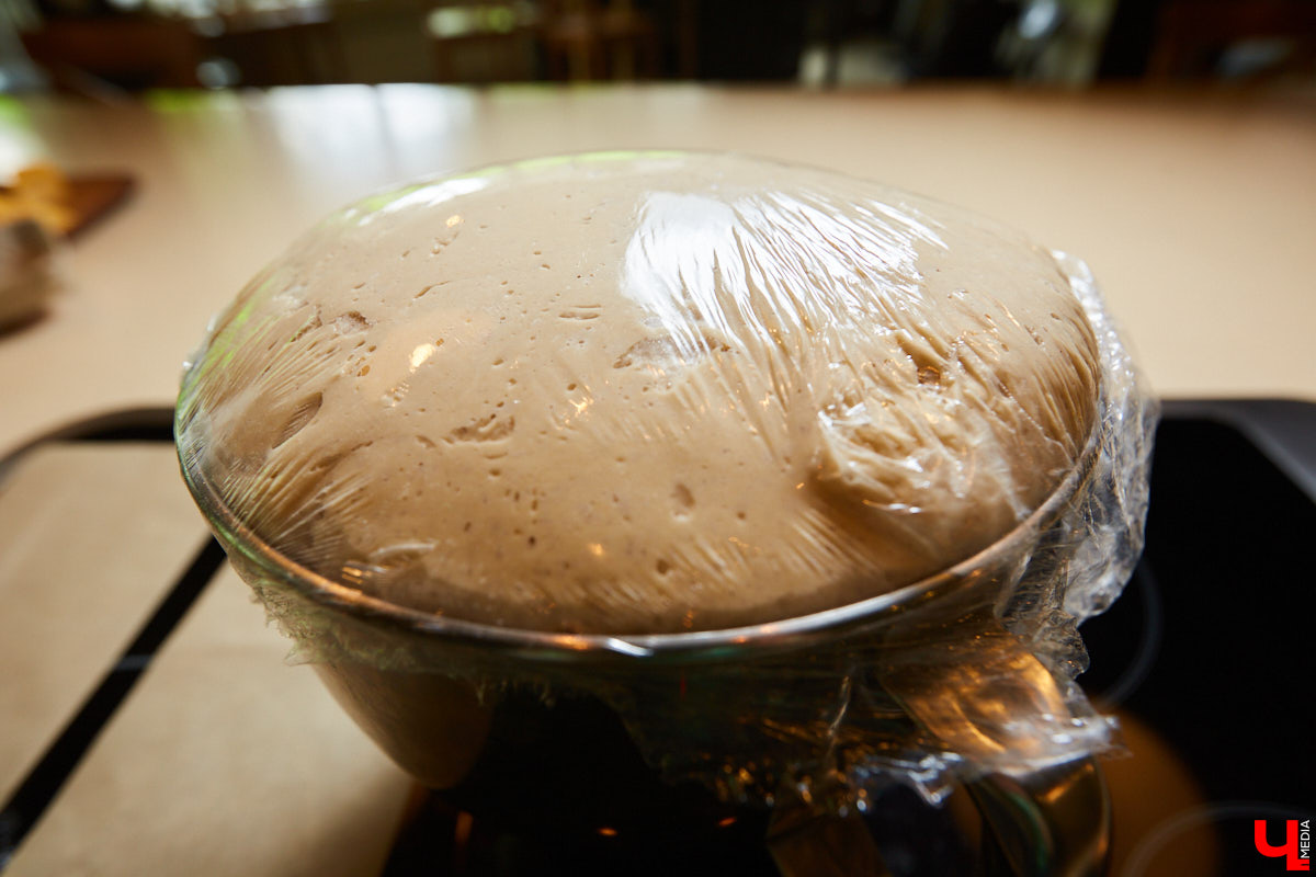 Знаток молока Максим Емелин из ковровского СХП «Муравия» приготовил классическую грузинскую сырную лепешку ачарули.